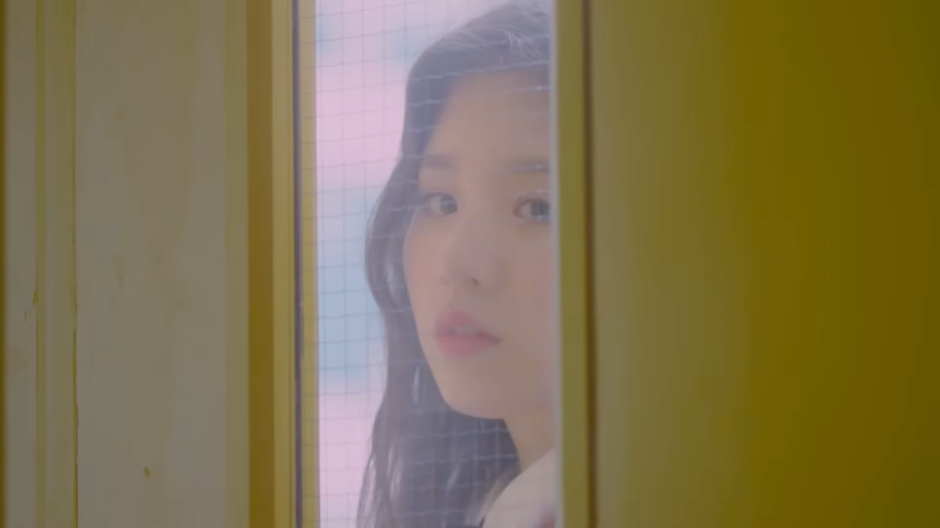 Heejin looking through the window.